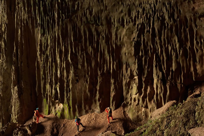 Vietnamese Tours Visit The Largest Caves In The World (2)