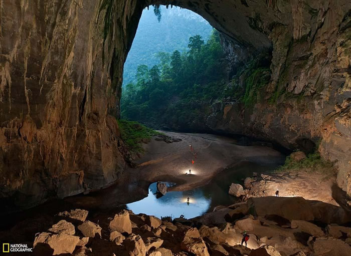 Vietnamese Tours Visit The Largest Caves In The World (3)