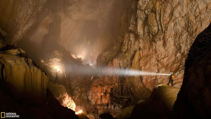 Vietnamese Tours Visit The Largest Caves In The World (8)