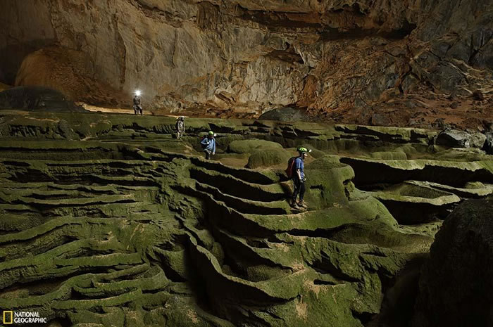 Vietnamese Tours Visit The Largest Caves In The World (9)