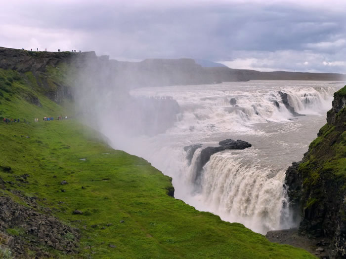 Top-10-Stunning-Waterfalls-From-Around-The-World-5