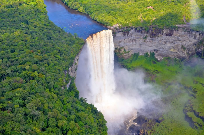 Top-10-Stunning-Waterfalls-From-Around-The-World-6