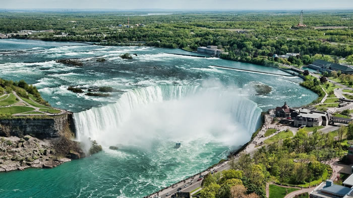 Top-10-Stunning-Waterfalls-From-Around-The-World-8