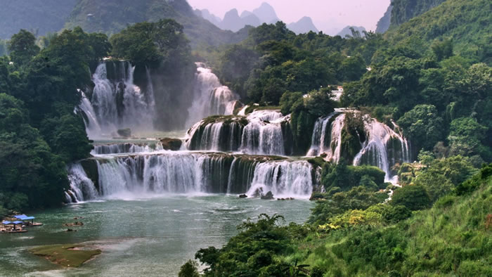 Top-10-Stunning-Waterfalls-From-Around-The-World-9