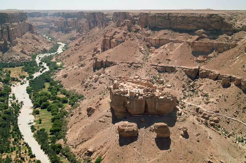 16 Most Craziest Cities Where People Live On The Edge 11