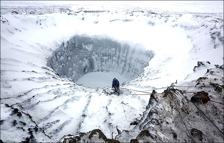Arctic Expedition Discover Mysterious Hole Cut Into The Ice (2)